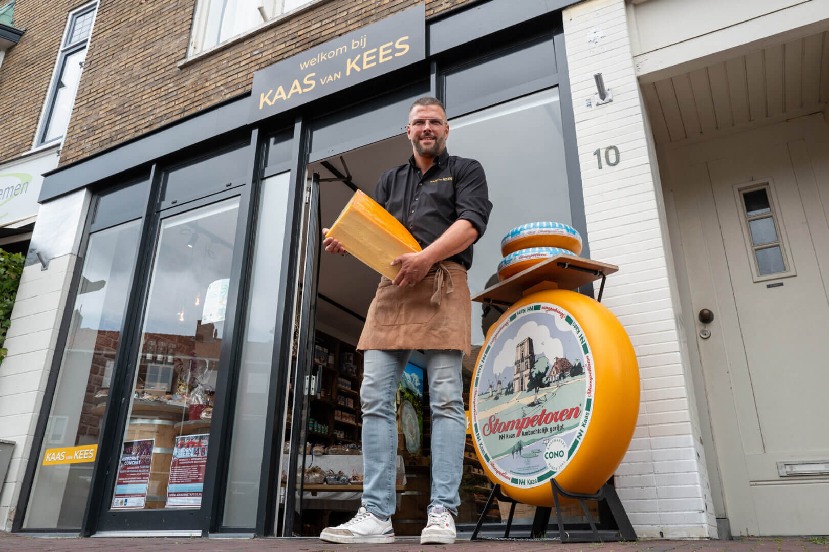 Kaas_Kees_eigen_naam_boven_deur_harder_winkel_Boerderijzuivel